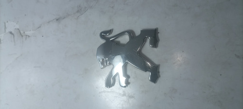 Emblema Tampa Traseira Peugeot 206 - 9648299780 Cx93